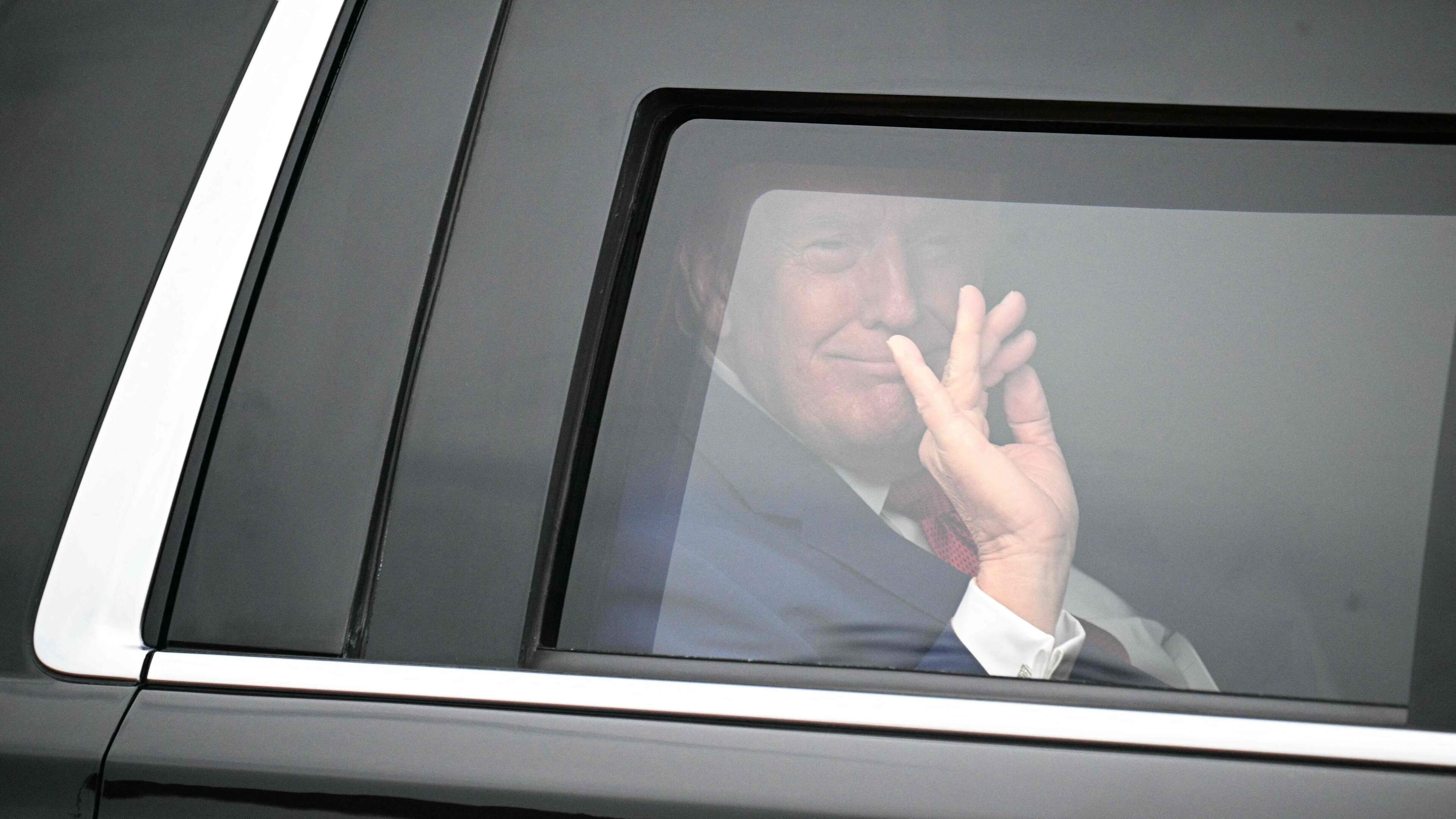 Trump stopt transgenderzorg minderjarigen via overheidsprogramma; botst met rechter over strengere regels poststemmen
